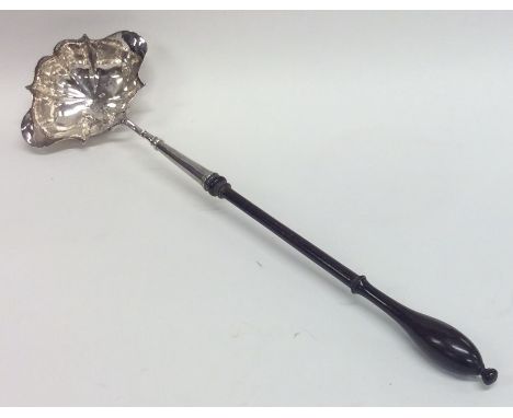 A Georgian silver double lip toddy ladle on turned handle. London. By IS. Approx. 74 grams. Est. £100 - £150.