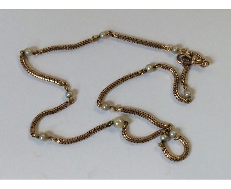 A 9 carat and pearl necklace with ring clasp. Approx. 12 grams. Est. £200 - £300.