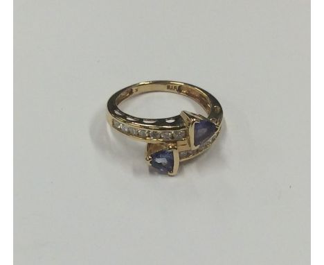 A diamond mounted crossover ring in 14 carat gold. Approx. 3.6 grams. Est. £80 - £120.