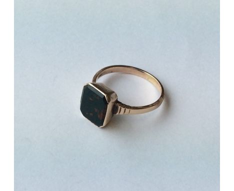 A gent's 9 carat bloodstone set signet ring. Approx. 4.1 grams. Est. £35 - £45.