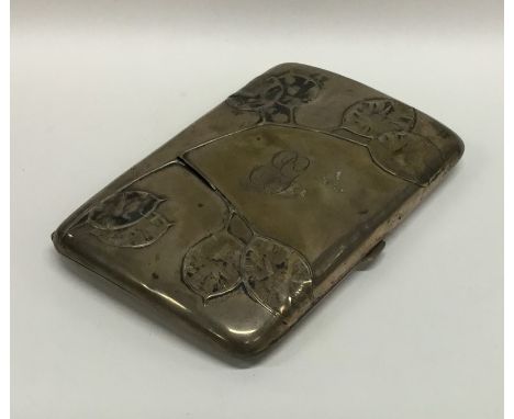 A heavy silver cigar case decorated with flowers. Approx. 142 grams. Est. £25 - £35.