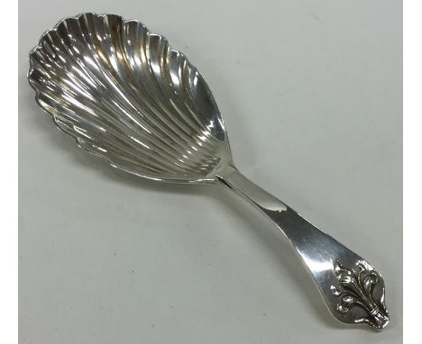 An Edwardian silver caddy spoon with fluted bowl and leaf handle. Approx. 17.1 grams. Est. £40 - £60.