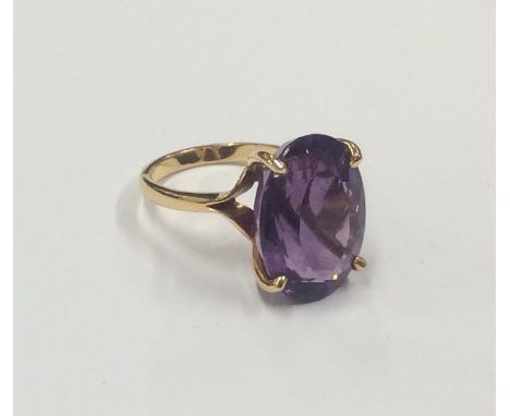 An 18 carat gold amethyst single stone ring in claw mount. Approx. 8 grams. Est. £60 - £80.