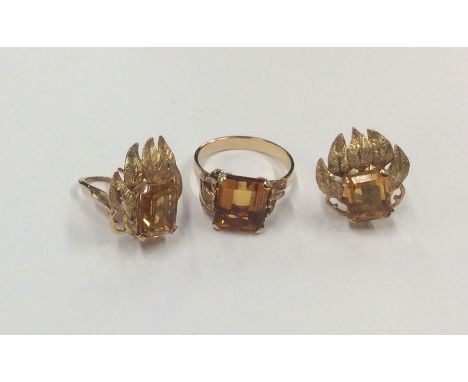 A good pair of 18 carat gold leaf decorated ear studs together with a matching ring. Approx. 13 grams. Est. £150 - £200.