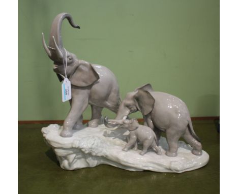 A LLADRO PORCELAIN SCULPTURE OF A FAMILY OF THREE ELEPHANTS, number 1150, approximately 35.5cm high