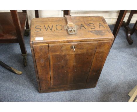 AN ANTIQUE HARDWOOD TRAVELLING BOOK BOX with inset brass carrying handles to the side, leather strap and a lockable panelled 