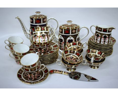 A QUANTITY OF ROYAL CROWN DERBY IMARI PATTERN TEA WARES, patent number 1128 consisting of a tea pot, cups, saucers, tea plate