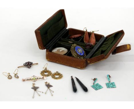 A SMALL QUANTITY OF JEWELLERY to include seed pearl set earrings, a Victorian enamel and yellow metal brooch, a cameo brooch 