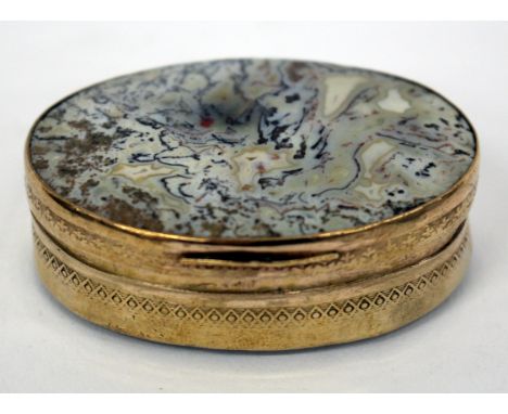 AN OLD OVAL GILT METAL AND AGATE SET SNUFF BOX, 6cm diameter