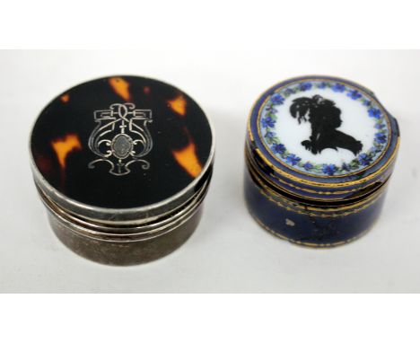 AN ANTIQUE SILVER AND TORTOISE SHELL MOUNTED CYLINDRICAL ROUGE POT, 4cm diameter together with a 19th century porcelain and g