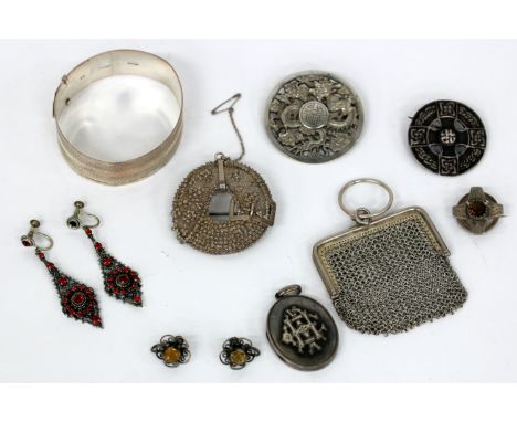 A SILVER ADJUSTABLE BANGLE together with a small silver chainlink purse or reticule, an oriental white metal circular brooch,