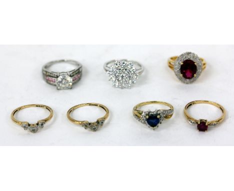 A GROUP OF FOUR DECORATIVE RINGS together with a further ring in three separate parts 