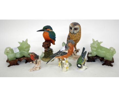 A PAIR OF ORIENTAL JADEITE DOGS OF FO on hard wooden bases, 12cm long together with four Goebel porcelain models of birds and