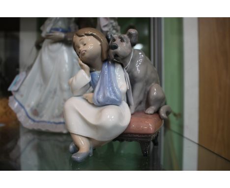 A LLADRO PORCELAIN FIGURAL GROUP OF A GIRL WITH A SORE ARM and a dog resting on a stool, 15cm high, marked beneath and stampe