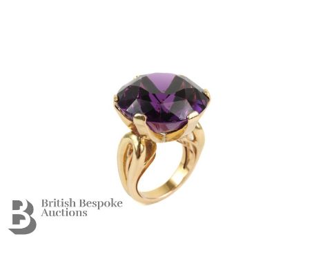 A 1940's 18ct yellow gold amethyst ring. The ring set with a circular amethyst approx 20 x 13mm, size I, 16.5 gms.&nbsp;
