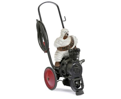 Luftkompressor "Michelin Bibendum", um 1930Schwerer, fahrbarer Kompressor in Form der Michelin-Werbefigur "Bibendum", Gußmeta