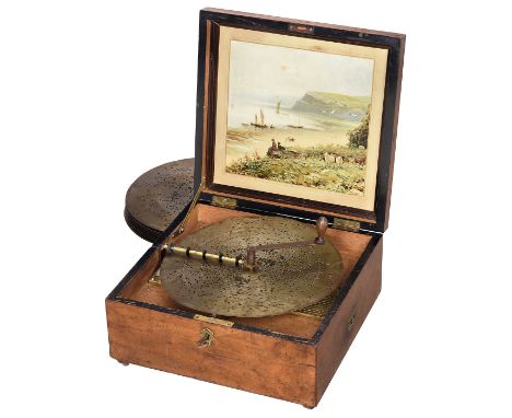 Plattenspieldose Kalliope Nr. 60G, um 1900Hersteller: "Kalliope Musikwerke, Leipzig". Für 34cm-Blechplatten, mit 10 Glocken u