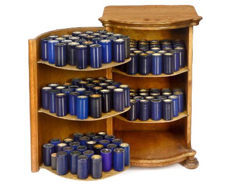 Herzog-Phonographenwalzenschrank und 122 Blue-Amberol-Walzen, um 1910USA, Eiche, gewölbte Front, 5 Einlegeböden mit Pappsäule