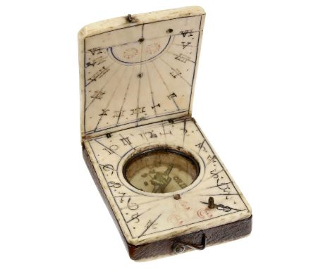 Nürnberger Miniatur-Klappsonnenuhr mit Kompaß, um 1700Leonhard Andreas Karner. Bestehend aus 2 Beinplättchen auf einem Holzke