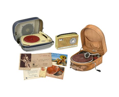 2 Plattenspieler und 1 Kofferradio1) Electrophone Oscar, 1962, Teppaz, Lyon, Frankreich, Plattenspieler 16/33/45/78 UpM, 2 Rö