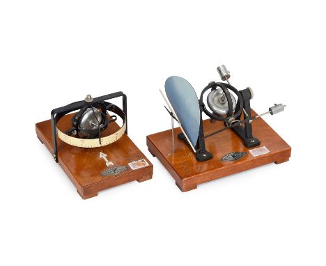 2 Gyroskop-Demonstrationsmodelle, um 1930Max Kohl A.G., Chemnitz; nach der Erfindung von Bohnenberger und deren Weiterentwick
