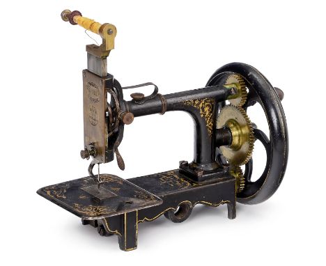 Kettenstich-Nähmaschine von Schröder, um 1862I. Schröder in Darmstadt. Mit Händlernamen auf dem Messingschild "Atelier Mecani