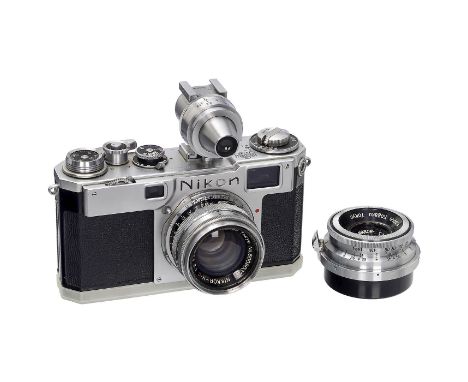 Nikon S2 und 2 NikkoreNippon Kogaku, Japan. 1) Nikon S 2, Nr. 6196579, ab 1952, zweite Version. Oberkappe oben mit Fremdbesch