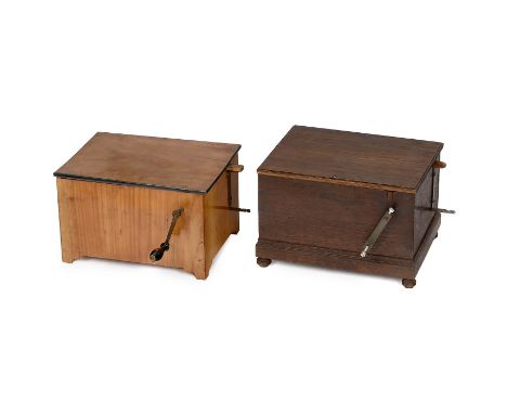 2 Miniatur-Drehorgeln "Serinette", um 18501) Ant Erbs, Wien, mit 8 Melodien, 9 Tönen, Labialpfeifen, Handkurbel, Eichengehäus