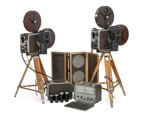 Wanderkinoanlage "TK 35", um 1960Carl Zeiss Jena, VEB, Jena. Die "Tonfilm-Koffer-Anlage 35" besteht aus zwei Filmprojektoren 