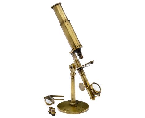 Französisches Messingmikroskop, um 1840Unbezeichnet, zaponiertes Messing, mit Blei gefüllter runder Fuß, konische Säule mit S