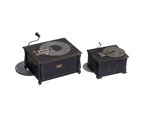 2 OrganettenHersteller: Phoenix Musikwerke, Leipzig. 1) Tischdrehorgel "Diana", um 1902, für 16cm-Blechplatten, 14 Tonstufen,