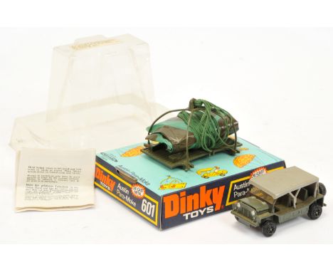 Dinky Toys 601 Military Austin para-Moke - Drab green, grey plastic canopy, black speedwheels, with parachute and plastic pla