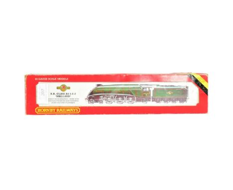 Model Railway - a vintage Hornby OO gauge model railway trainset locomotive engine No. R350 A4 Class A4 4-6-2 60022 'Mallard'