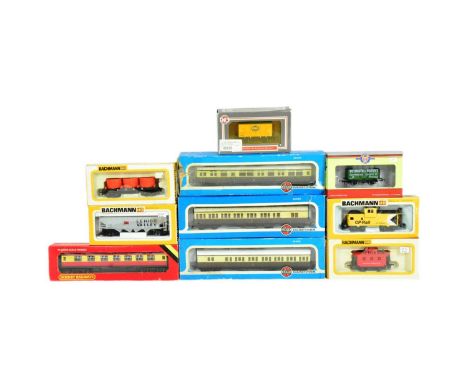 Model Railway - a collection of assorted OO gauge model railway trainset locomotive rolling stock, coaches and carriages to i
