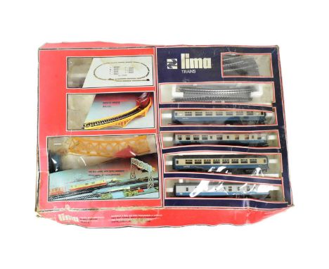 Model Railway - a vintage Lima OO gauge model railway trainset containing a diesel shunter 2785 locomotive, Class 33 Diesel D