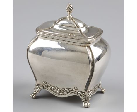 Tea caddy silver. Rectangular model with hinged lid, floral decorations and standing on four claw feet. United Kingdom, Chest