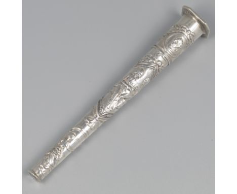 Needle case, Cornelis van Hoek, Amsterdam ca. 1790/95, silver. Louis XVI-style needle case with a medallion with garlands on 