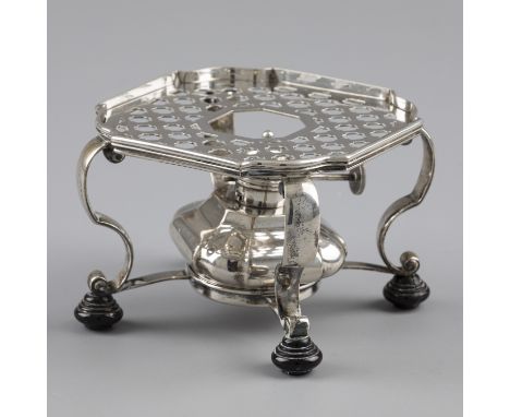 Brazier with burner, silver. Beautiful set consisting of a brazier with removable grate and a burner. Cardinal model. Netherl