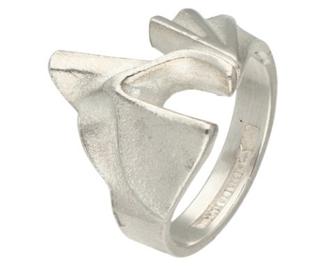 Lapponia sterling silver 'Nuba' ring designed by Zoltan Popovits. In good condition. Hallmarks: international convention mark