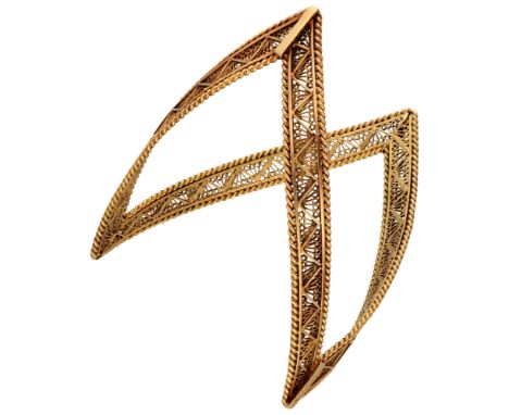18K Yellow gold large V-shaped filigree bracelet. In good condition. Hallmarks: 750 Dutch assay mark, onbekend keur. Inner si