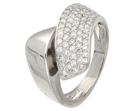 18K White gold design ring with approx. 0.70 ct. diamond Set with 70 brilliant cut diamonds of approx. 0.70 ct. (SI / K-L). W