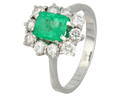 18K White gold entourage ring set with emerald and approx. 0.70 ct diamond. Set with emerald cut emerald (treated) of approx.