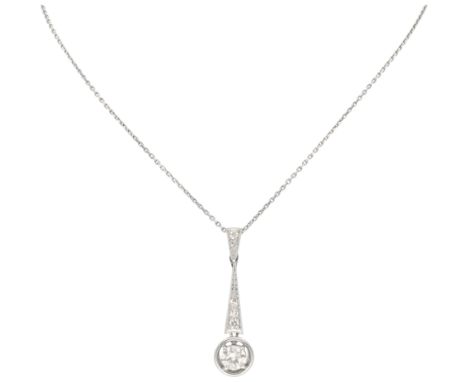Platinum necklace with Art Deco-stijl pendant set with approx. 0.71 ct. diamond. Set with an old mine cut / old brilliant cut