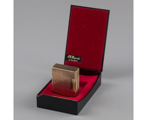 S.T. Dupont lighter. Beautiful gold-plated model with diamond-shaped patterns. Equipped with box. France, Paris, S.T. Dupont,