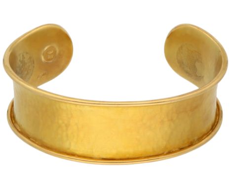 Modern 18K yellow gold hammered bangle bracelet, signed Schwartz. Is part of a demi-parure. In good condition. Hallmarks: 750