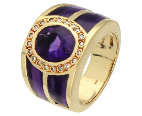 18K Yellow gold ring set with amethyst and diamond. Set with an oval faceted amethyst (approx. 10.56 x 8.73 x 5.40 mm), four 