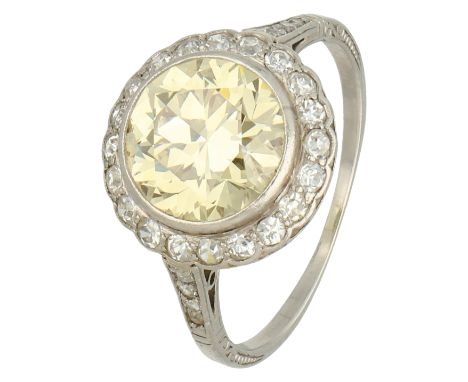 Set with brilliant cut diamonds of 3.25 ct. (SI / L-M) and surrounding it 29 single cut diamonds of a total of approx. 0.35 c