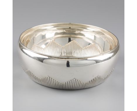 Fruit bowl silver. Round model with fluting. Germany, first half 20th century, hallmarks: moon, crown, 800, unclear maker's m