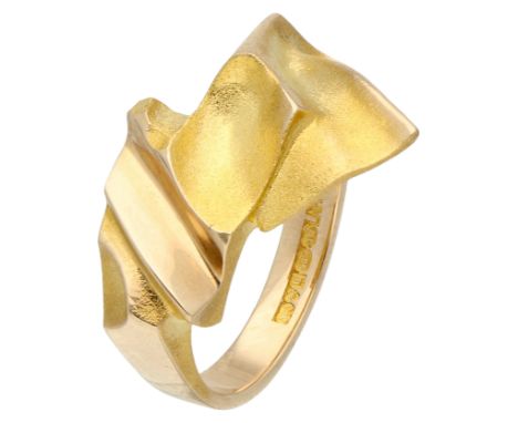 Lapponia 14K yellow gold 'Valeriana' ring designed by Zoltan Popovits. In good condition. Hallmarks: 585 international conven