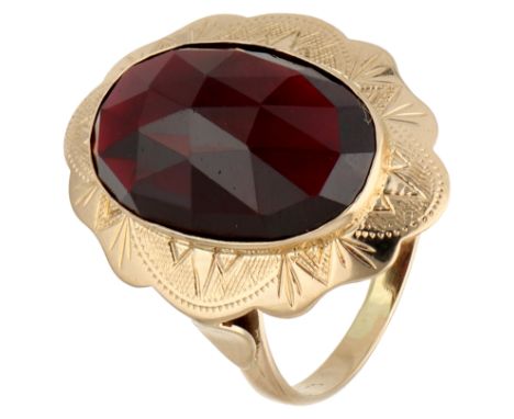 14K Yellow gold vintage ring with engraved scalloped border set with garnet. Set with a rose cut garnet (approx. 16.70 x 11.0